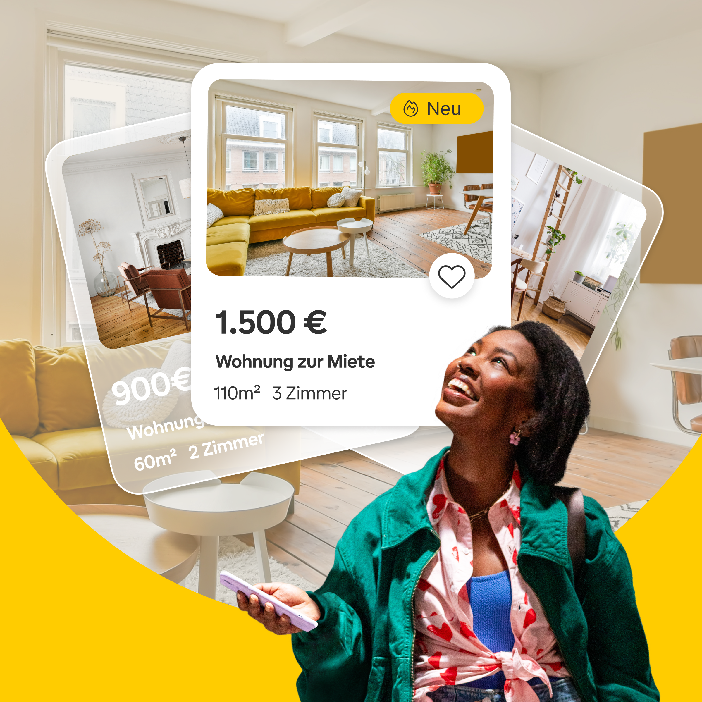 Ein Mann mit Brille und gelbem Hemd lächelt, während er auf sein Smartphone schaut. Im Vordergrund steht eine grüne Tasse auf einem Tisch.